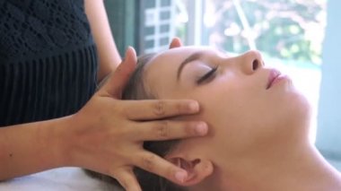 Kadın lüks kaplıcalarda yüz ve kafa masajı yaptırıyor..