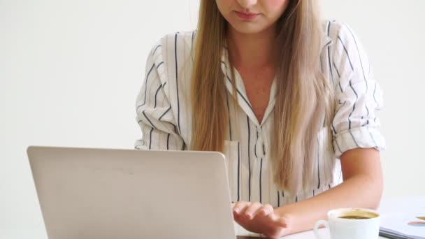 Blondynka biznes kobieta pracuje w nowoczesnym biurze. — Wideo stockowe