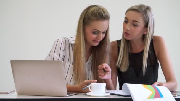 Blondine zakenvrouw werken op modern kantoor. — Stockvideo