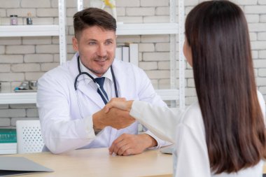 Profesyonel üniformalı doktor hastanedeki hastayı muayene ediyor.