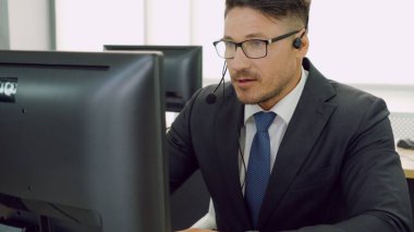 Ofiste çalışan kulaklık takan iş adamları.