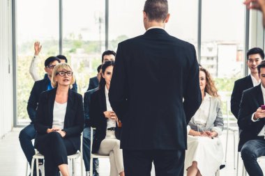 Bir grup iş adamı seminer konferansında toplanıyor.