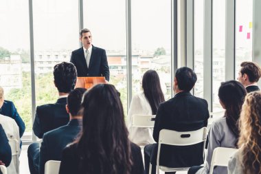 Bir grup iş adamı seminer konferansında toplanıyor.