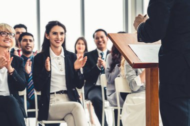Bir grup iş adamı seminer konferansında toplanıyor.