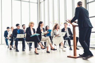 Bir grup iş adamı seminer konferansında toplanıyor.