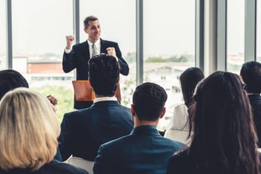 Bir grup iş adamı seminer konferansında toplanıyor.
