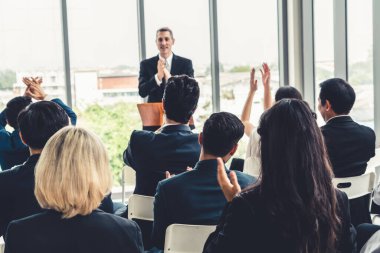 Bir grup iş adamı seminer konferansında toplanıyor.