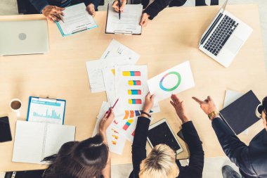 İş adamları grup toplantısı yukarıdan çekiliyor