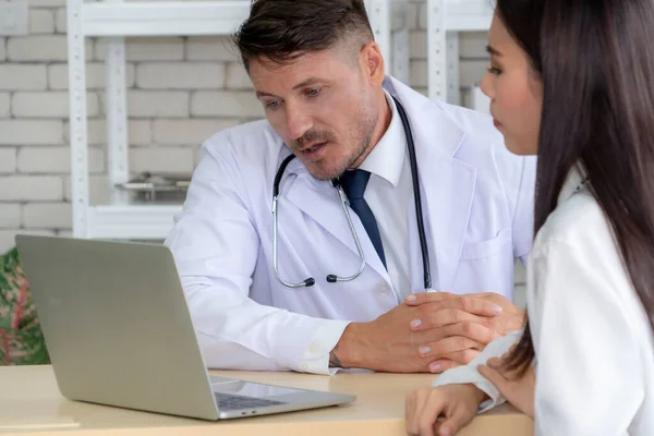 Médico en uniforme profesional examinando al paciente en el hospital — Foto de Stock