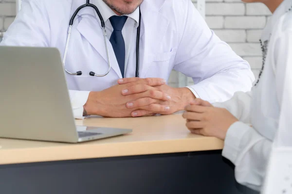 Médico en uniforme profesional examinando al paciente en el hospital — Foto de Stock