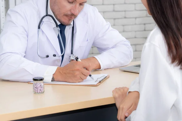 Médico en uniforme profesional examinando al paciente en el hospital — Foto de Stock