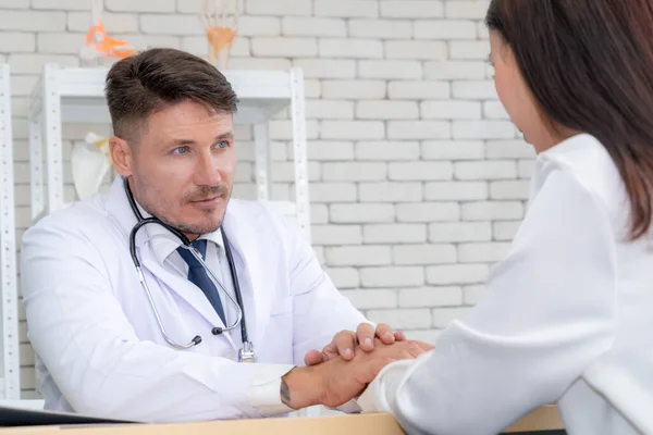 Medico in uniforme professionale che esamina il paziente in ospedale — Foto Stock