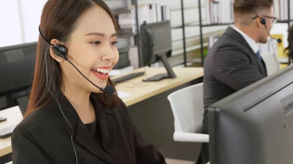 Obchodníci nosí sluchátka pracující v kanceláři — Stock fotografie