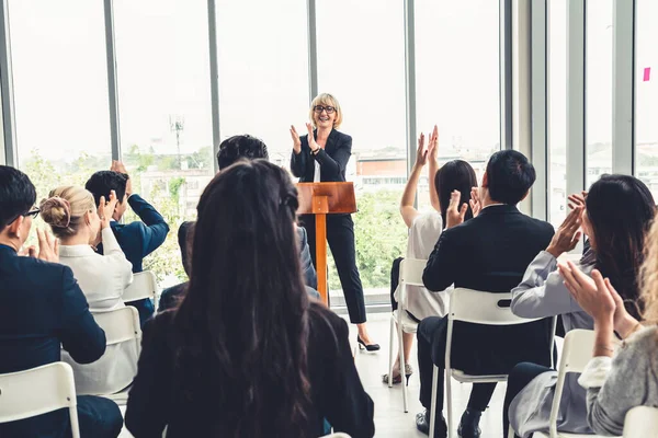 Reunión de un grupo de empresarios en una conferencia de seminario — Foto de Stock