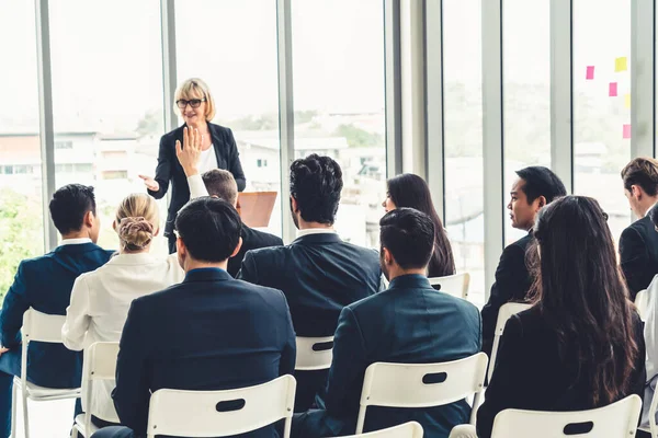 Reunión de un grupo de empresarios en una conferencia de seminario — Foto de Stock