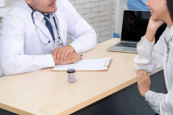 Médico en uniforme profesional examinando al paciente en el hospital — Foto de Stock