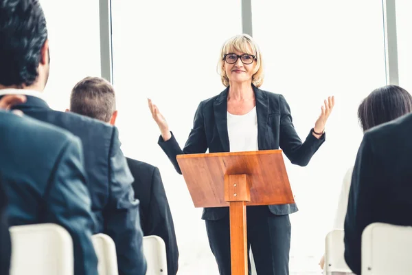 Reunión de un grupo de empresarios en una conferencia de seminario — Foto de Stock