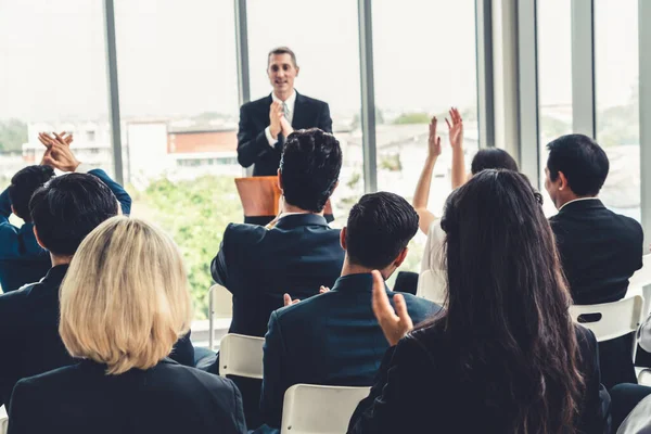 Grupo de empresários reunidos numa conferência de seminários — Fotografia de Stock