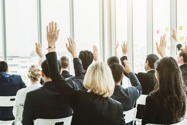 Groep van zakenmensen vergadert op een seminarconferentie — Stockfoto