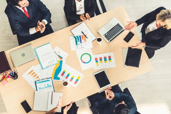 İş adamları grup toplantısı yukarıdan çekiliyor