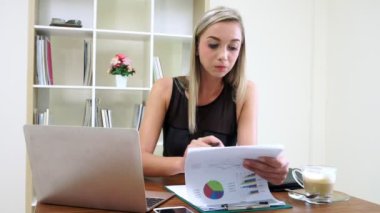 Modern ofiste çalışan sarışın bir iş kadını..