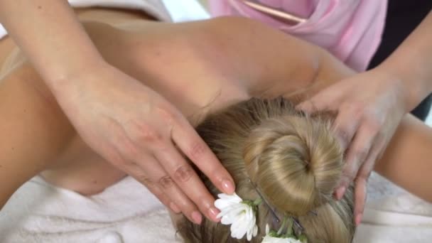 Vrouw krijgt nek en hoofd massage en in luxe spa — Stockvideo