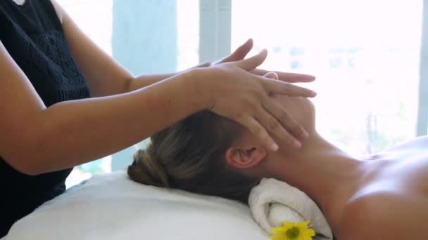 Donna ottiene massaggio facciale e alla testa in spa di lusso. — Video Stock