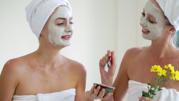 Hermosa mujer teniendo un tratamiento facial en el spa. — Vídeos de Stock