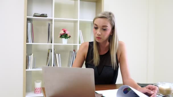 Blondi liiketoiminnan nainen työskentelee modernissa toimistossa. — kuvapankkivideo