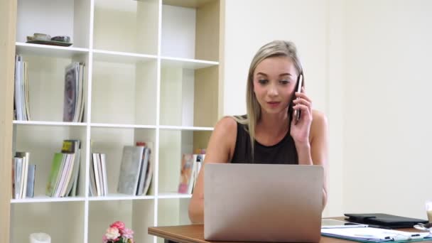Blondynka biznes kobieta pracuje w nowoczesnym biurze. — Wideo stockowe