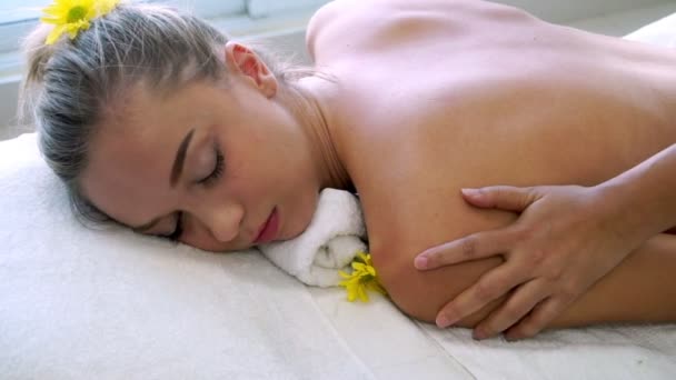 Kvinna får tillbaka massage spa av massage terapeut. — Stockvideo