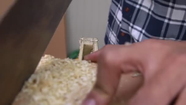 Carpintero trabajando en artesanía de madera en taller — Vídeos de Stock