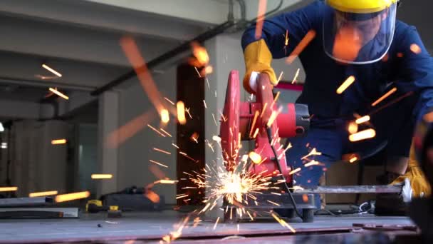 Profesionální mechanik stříhá kov z oceli. — Stock video