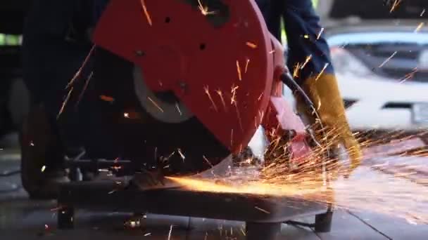 Professional mechanic is cutting steel metal. — Stock Video