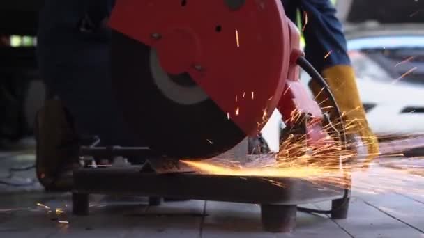 Meccanico professionista sta tagliando il metallo d'acciaio. — Video Stock