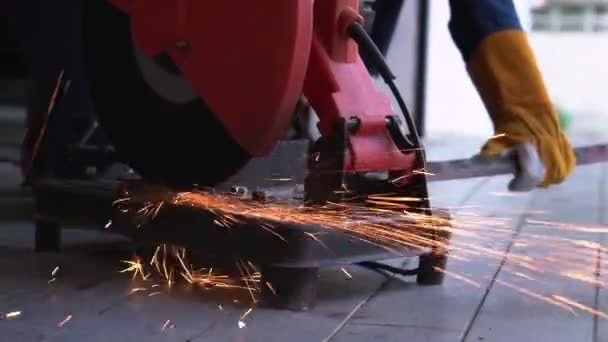 Mécanicien professionnel coupe métal d'acier. — Video