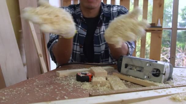 Carpintero trabajando en artesanía de madera en taller — Vídeos de Stock