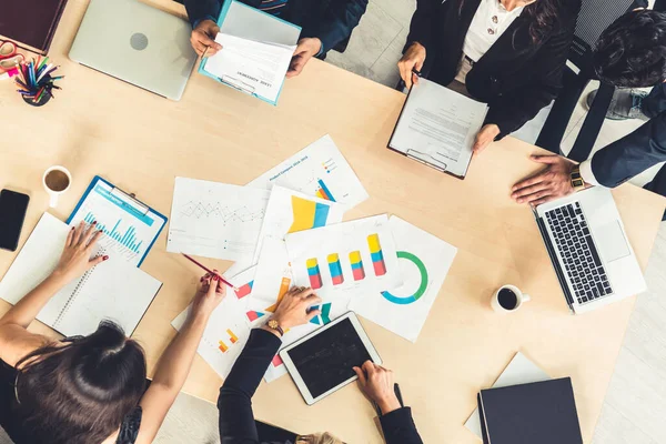 İş adamları grup toplantısı yukarıdan çekiliyor