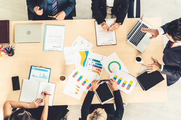 İş adamları grup toplantısı yukarıdan çekiliyor