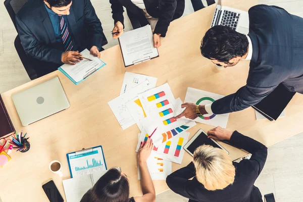 İş adamları grup toplantısı yukarıdan çekiliyor