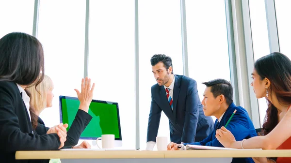 Uomini d'affari nella sala conferenze con schermo verde — Foto Stock