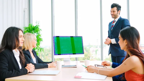 Zakenmensen in de vergaderzaal met groen scherm — Stockfoto