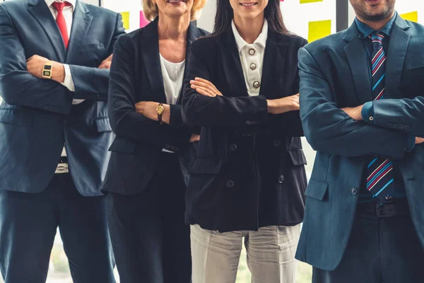 Gente de negocios exitosa de pie juntos — Foto de Stock