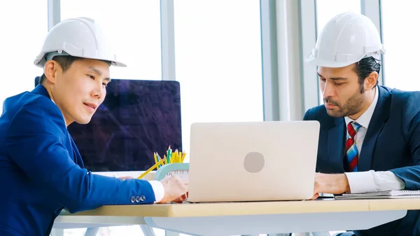 Reunião de engenheiros e arquitetos à mesa do escritório — Fotografia de Stock