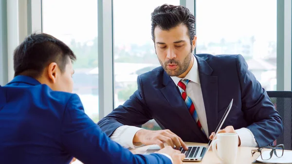 Pesquisador de emprego em entrevista de emprego reunião com gerente — Fotografia de Stock