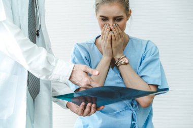 Hastane ya da klinikteki doktor ve mutsuz hasta