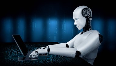 Robot insanımsı dizüstü bilgisayarı kullanın ve gelecekteki ofiste masaya oturun.