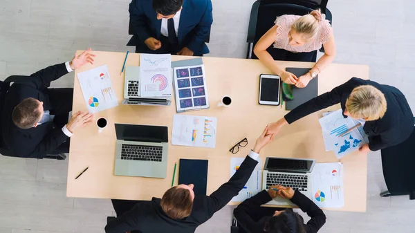 İş adamları grup toplantısı yukarıdan çekiliyor