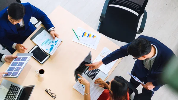 İş adamları grup toplantısı yukarıdan çekiliyor