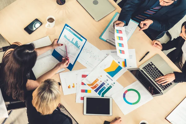 İş adamları grup toplantısı yukarıdan çekiliyor